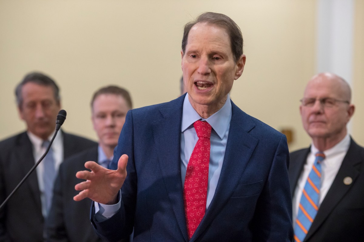 Oficina de senador Ron Wyden confirma a El Diario sesión informativa a finales de mes sobre pesquisa del IRS a beneficiarios de Ley 22 en Puerto Rico