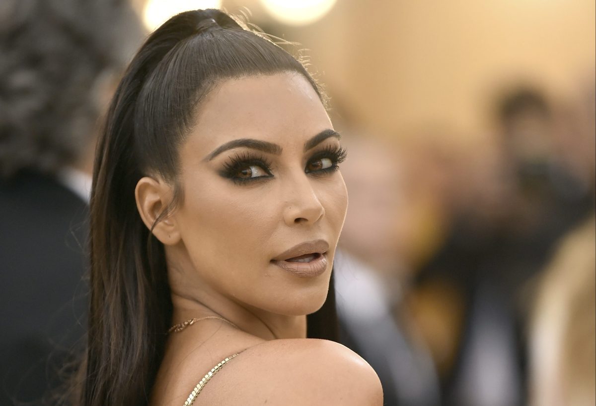 Kim Kardashian recibe miradas atrevidas con su traje deportivo, mientras cruza la calle