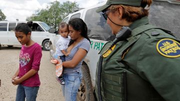La Administración Biden impuso una nueva regla de asilo en la frontera que ahora enfrenta un desafío ante un tribunal.