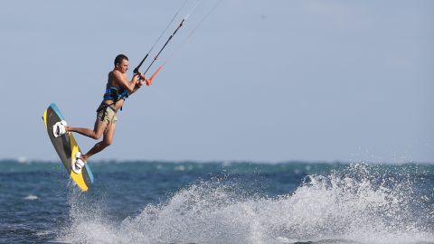 Un practicante de kitesurf toma un poco de aire durante un día en el Océano Atlántico frente a Crandon Park, el domingo 28 de octubre de 2018, en Key Biscayne, Florida (Foto AP/Wilfredo Lee).