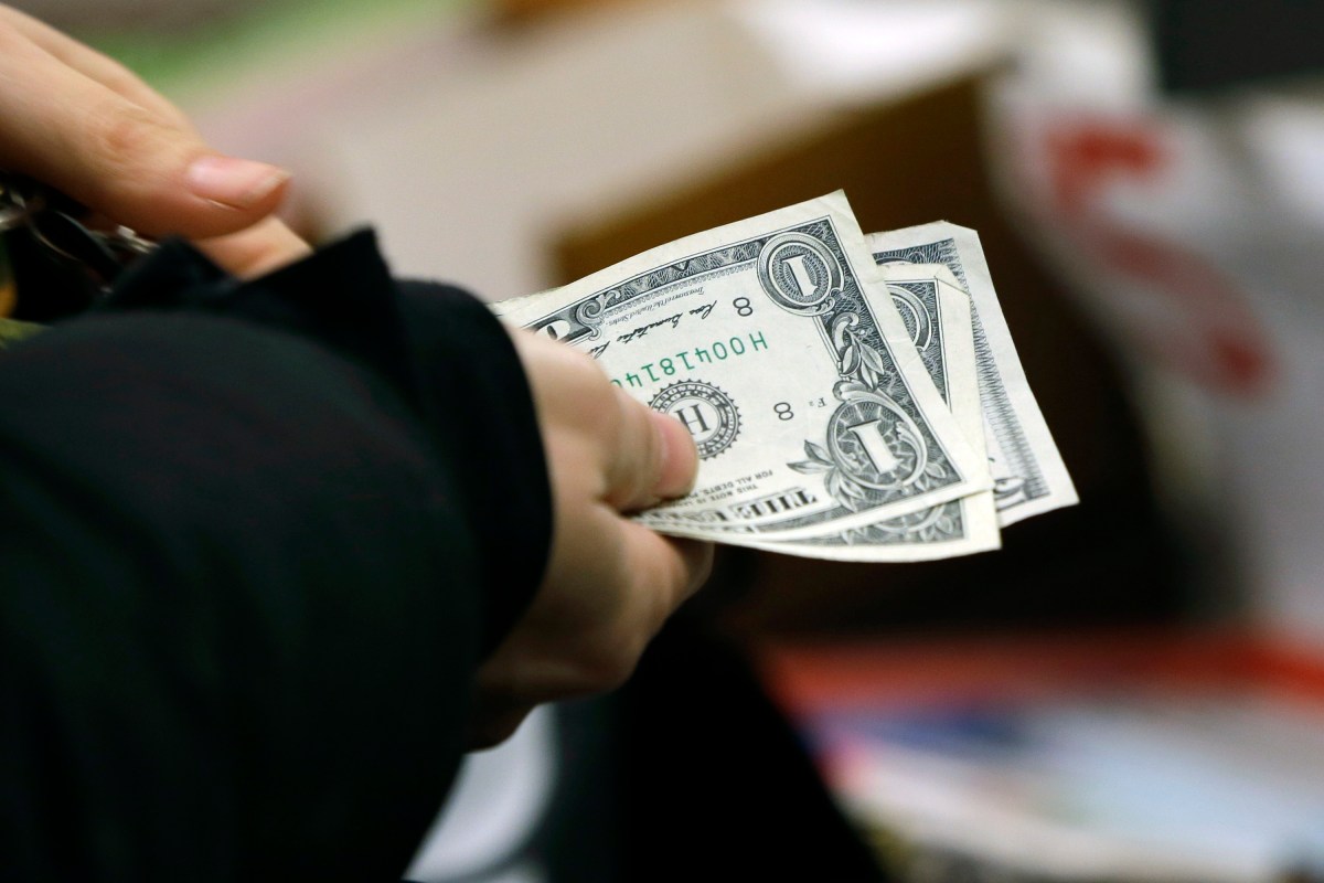 Dueños de viviendas de NYC podrán obtener una desgravación del impuesto a la propiedad por depósito directo