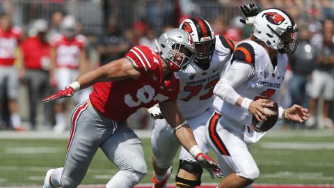 ARCHIVO - En esta foto de archivo del 1 de septiembre de 2018, el defensive lineman de Ohio State, Nick Bosa, juega contra Oregon State durante un juego de fútbol (americano) colegial de la NCAA, en Columbus, Ohio. (AP Foto/Jay LaPrete, ArchivARCHIVO - En esta foto de archivo del 1 de septiembre de 2018, el defensive lineman de Ohio State, Nick Bosa, juega contra Oregon State durante un juego de fútbol (americano) colegial de la NCAA, en Columbus, Ohio. (AP Foto/Jay LaPrete, Archivo).