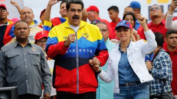 Esposa de Nicolás Maduro recurre a la imagen de Chávez, muerto hace una década, para pedir votos