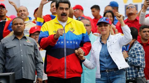 Esposa de Nicolás Maduro recurre a la imagen de Chávez, muerto hace una década, para pedir votos