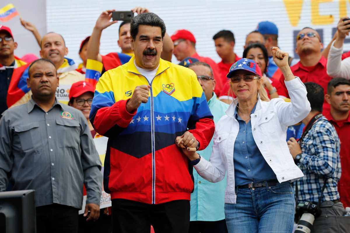 Esposa de Nicolás Maduro recurre a la imagen de Chávez, muerto hace una década, para pedir votos