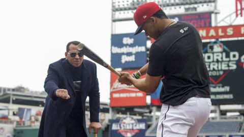 Alex Rodríguez y Juan Soto comparten durante la Serie Mundial 2019.