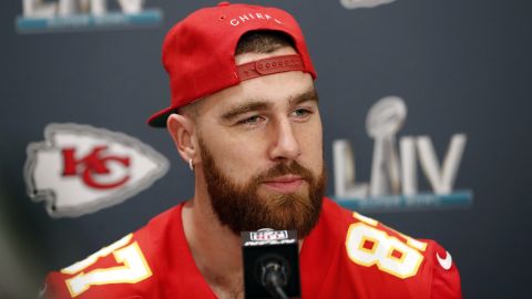 El ala cerrada de los Kansas City Chiefs, Travis Kelce (87), habla durante una disponibilidad de prensa, el miércoles 29 de enero de 2020, en Aventura, Florida, para el partido de fútbol americano NFL Super Bowl 54. (Foto AP/Brynn Anderson).