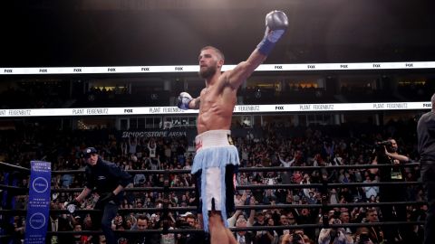 Caleb Plant celebra su victoria sobre Vincent Feigenbutz. (Foto AP/Mark Humphrey).