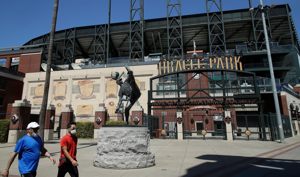 Un compromiso de Grandes Ligas: pareja organizó boda y se casó en pleno partido en Oracle Park