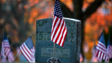 Bandera de Estados Unidos en el cementerio de veteranos. Foto referencial.