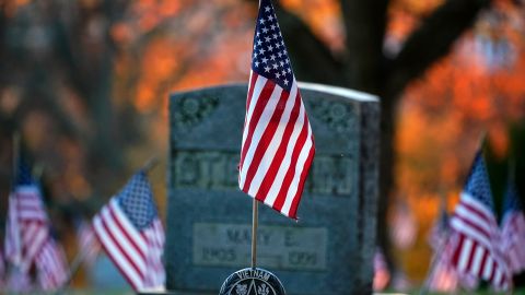 Bandera de Estados Unidos en el cementerio de veteranos. Foto referencial.