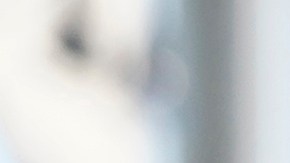 Los sospechosos, descritos como completos extraños para la víctima, aún siguen prófugos de la justicia.