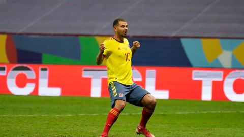 Edwin Cardona celebra un gol durante la tanda de penales entre Colombia y Argentina por la Copa América 2021.