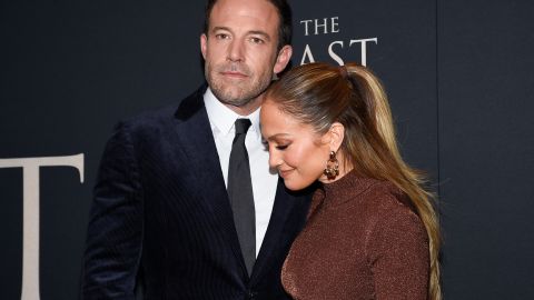 Ben Affleck y Jennifer López posando.