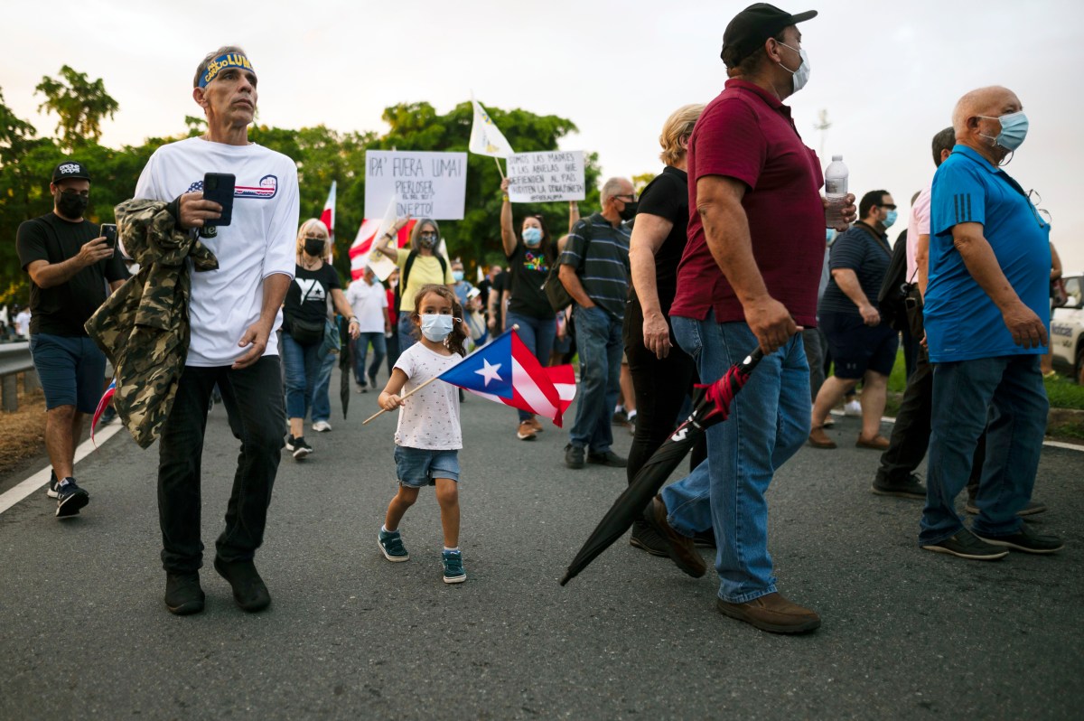 Cientos de puertorriqueños protestan contra continuos apagones en la isla bajo LUMA Energy