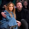 Jennifer López y Ben Affleck disfrutando de un juego de basquetbol.