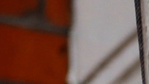 Assange saluda a seguidores en la embajada de Ecuador en Londres, en mayo de 2019.