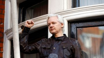 Assange saluda a seguidores en la embajada de Ecuador en Londres, en mayo de 2019.