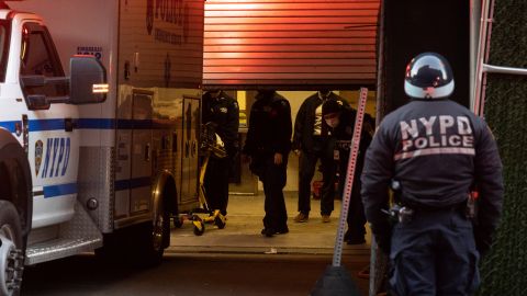 Posteriormente, se determinó que el arma que había apuntado a los agentes y al rehén era falsa.