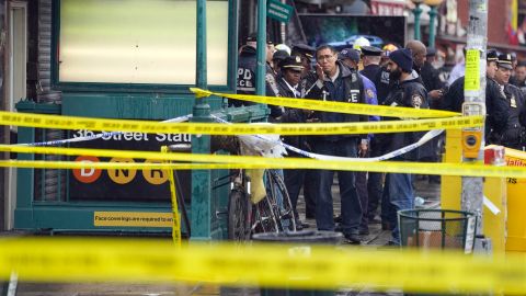 Figueroa le tendió una emboscada a Medina en la estación de metro en la estación, acuchillándolo varias veces en el cuello y en el cuerpo.