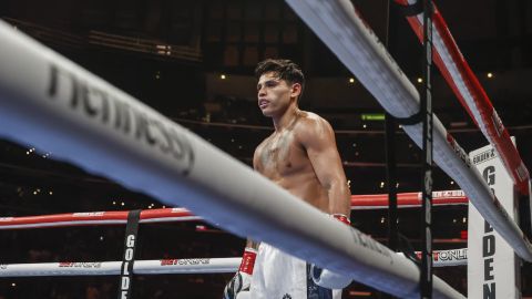 Ryan García espera mientras Javier Fortuna se arrodilla en la lona después de ser derribado durante un combate de boxeo ligero de 12 asaltos el sábado 16 de julio de 2022 en Los Ángeles. (Foto AP/Ringo H.W. Chiu).