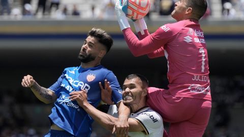 Julio González arquero del Club Pumas.