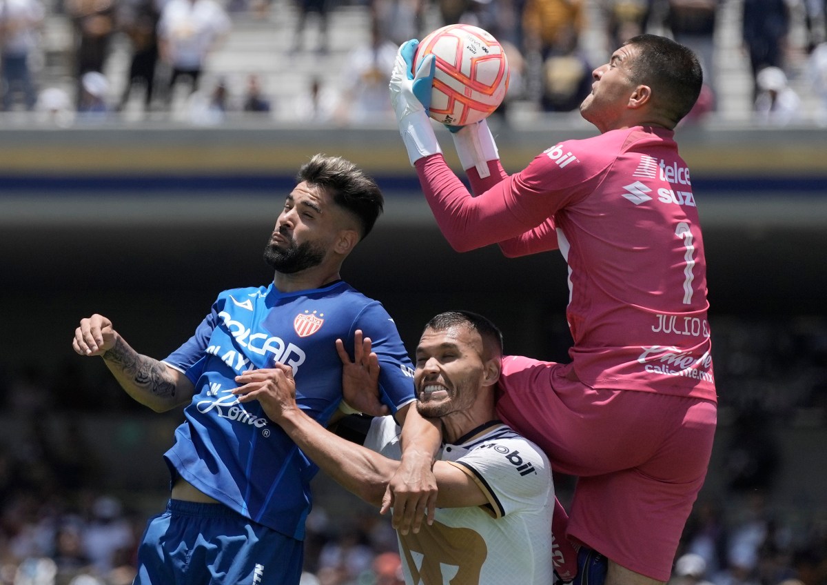 Julio González, el arquero mexicano que atajará en la Copa América con un guante de cuatro dedos
