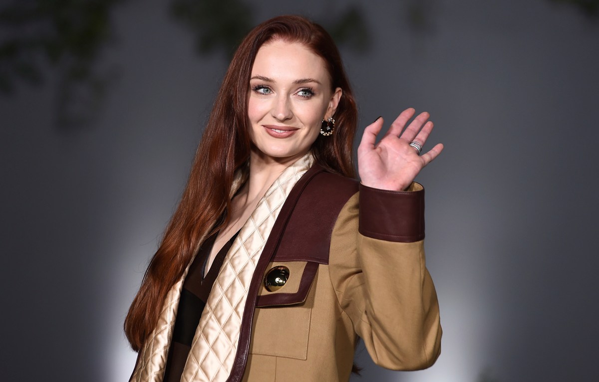 Sophie Turner es captada usando un anillo que podría ser de compromiso