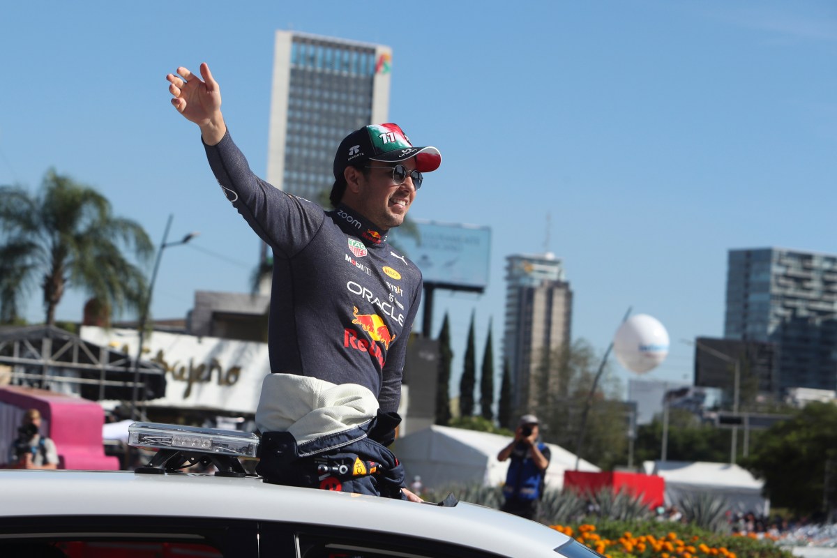 Checo Pérez renovó contrato con Red Bull y estará en la escudería hasta 2026