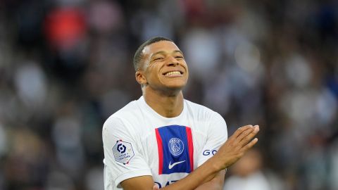 Kylian Mbappé sonríe durante un partido con el PSG en la Ligue 1.