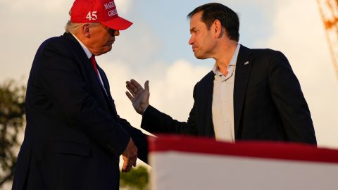 Trump y Rubio en un acto de campaña en 2022.