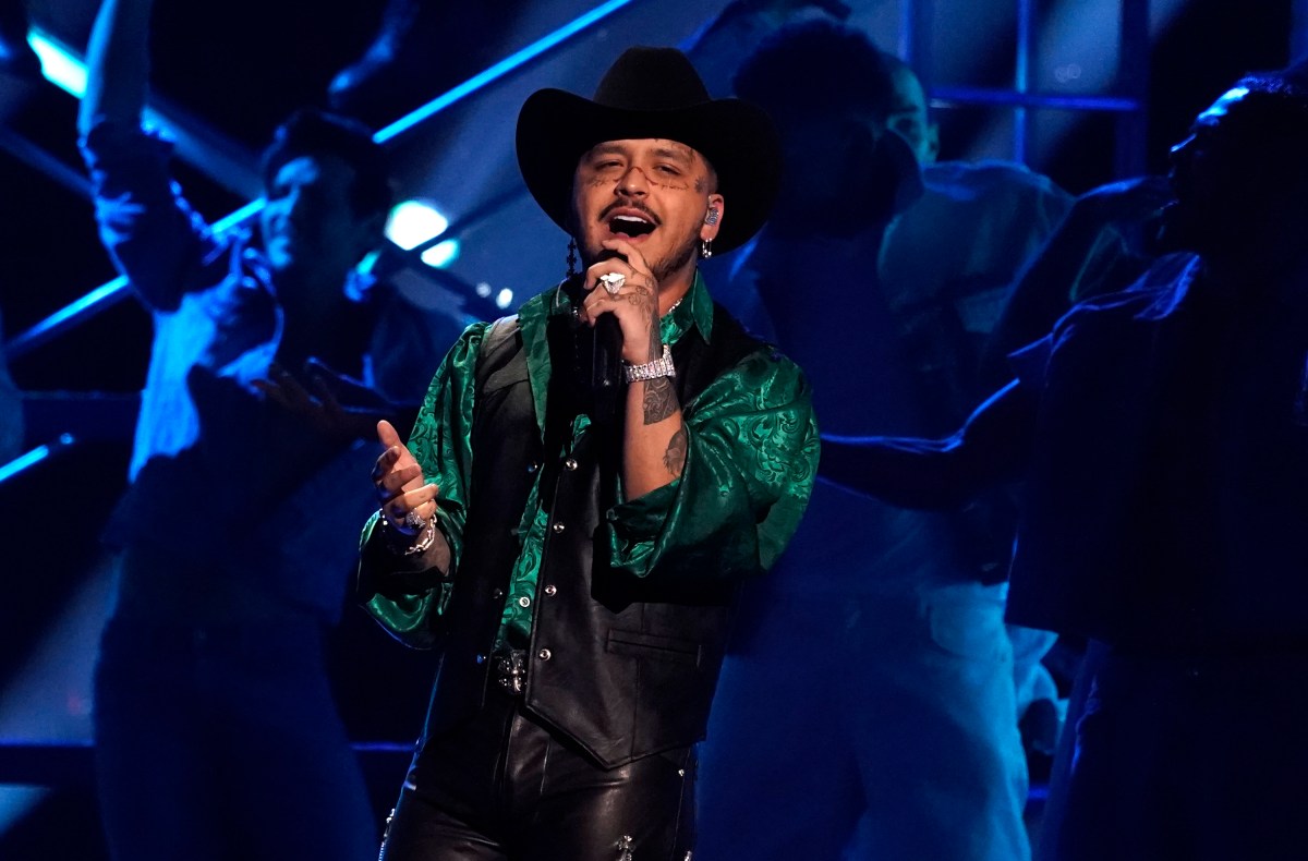 Christian Nodal es acusado por Universal Music de falsificación de documentos