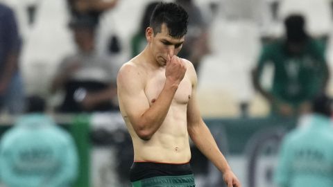 El mexicano Hirving Lozano abandona el campo después del partido de fútbol del grupo C de la Copa Mundial entre Arabia Saudita y México, en el estadio Lusail en Lusail, Qatar, el jueves 1 de diciembre de 2022. (Foto AP/Manu Fernández).