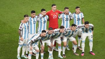 Los jugadores argentinos posan para la foto. (Foto AP/Ariel Schalit).