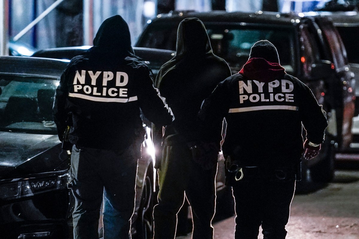 Migrantes armados robaron el vehículo personal de un oficial de NYPD en Harlem, según fuentes