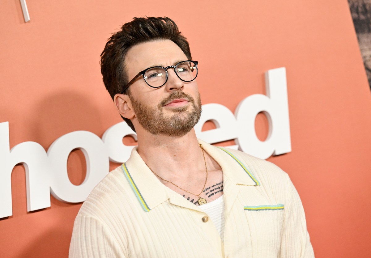 Chris Evans aclara controversia por una foto donde aparece autografiando una bomba