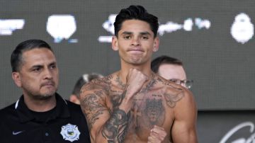 Ryan García posa en la báscula durante un pesaje el viernes 21 de abril de 2023 en Las Vegas. García tiene previsto pelear contra Gervonta Davis en una pelea de boxeo de peso intermedio en Las Vegas el sábado. (Foto AP/John Locher).
