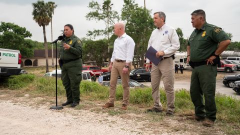 El secretario Alejandro Mayorkas (segundo izquierda a derecha) evaluará cuándo reabrir la frontera.