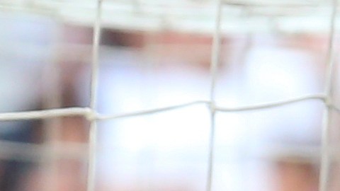 Vinicius Junior, izquierda, del Real Madrid, reacciona a insultos racistas durante un partido de fútbol de la Liga española entre Valencia y Real Madrid, en el estadio de Mestalla en Valencia, España, el domingo 21 de mayo de 2023. (Foto AP/Alberto Saiz).