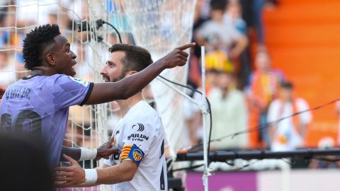 Vinicius Junior, izquierda, del Real Madrid, reacciona a insultos racistas durante un partido de fútbol de la Liga española entre Valencia y Real Madrid, en el estadio de Mestalla en Valencia, España, el domingo 21 de mayo de 2023. (Foto AP/Alberto Saiz).