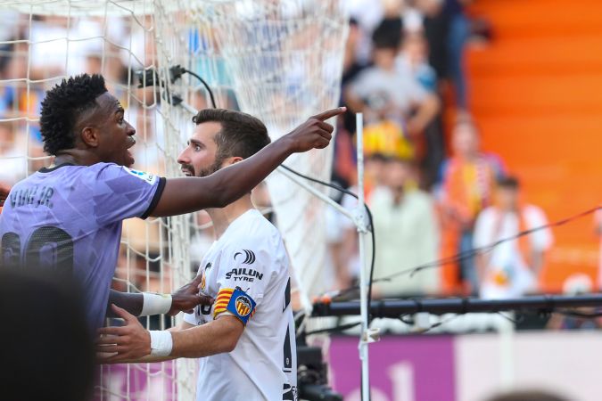 Vinicius Junior, izquierda, del Real Madrid, reacciona a insultos racistas durante un partido de fútbol de la Liga española entre Valencia y Real Madrid, en el estadio de Mestalla en Valencia, España, el domingo 21 de mayo de 2023. (Foto AP/Alberto Saiz).