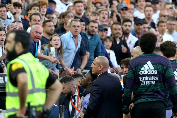 Vinicius Junior del Real Madrid, centro inferior, reacciona hacia los fanáticos del Valencia después de ser expulsado durante un partido de fútbol de la Liga española entre Valencia y Real Madrid, en el estadio de Mestalla en Valencia, España, el domingo 21 de mayo de 2023 por notorios insultos racistas. (AP Photo/Alberto Saiz, File).