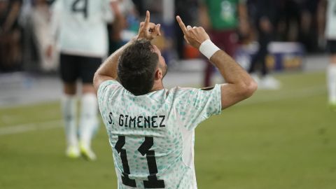 Santiago Gimenez durante un partido de CONCACAF Gold Cup.