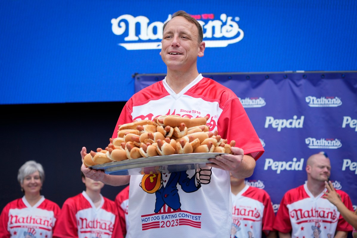 Expulsan a Joey Chestnut de la competencia anual de Hot Dogs en Nueva York