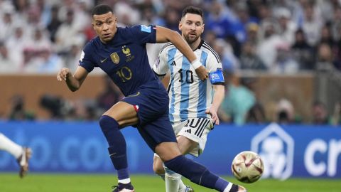 Lionel Messi y Kylian Mbappé enrentados en la final del Mundial 2022.