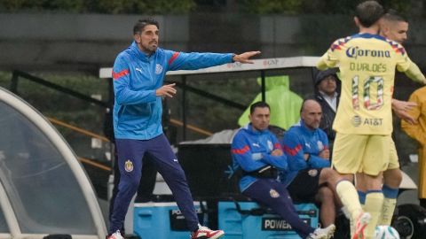 Veljko Paunovic dirigiendo durante un encuentro de Chivas de Guadalajara.