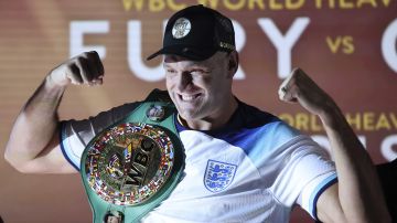 Tyson Fury fue captado dejando una imagen preocupante saliendo de un bar en Inglaterra [Video]