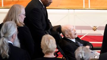 El expresidente Jimmy Carter llega para un homenaje a su esposa, la exprimera dama Rosalynn Carter, en la Iglesia Glenn Memorial, el martes 28 de noviembre de 2023, en Atlanta.