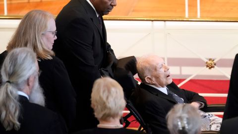 El expresidente Jimmy Carter llega para un homenaje a su esposa, la exprimera dama Rosalynn Carter, en la Iglesia Glenn Memorial, el martes 28 de noviembre de 2023, en Atlanta.