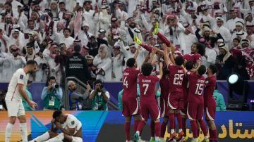 Jugadores de Qatar celebraron por todo lo alto el gol que debió ser invalidado.